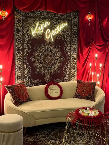 Weißes Sofa mit roten Rosen und Kerzenleuchtern