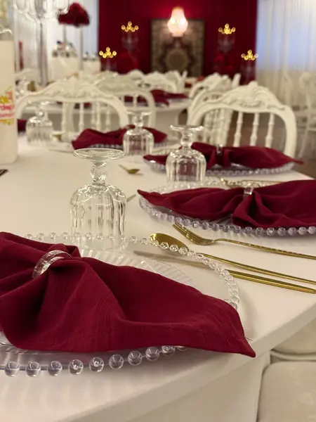 Gedeckte Tafel mit roten Servietten