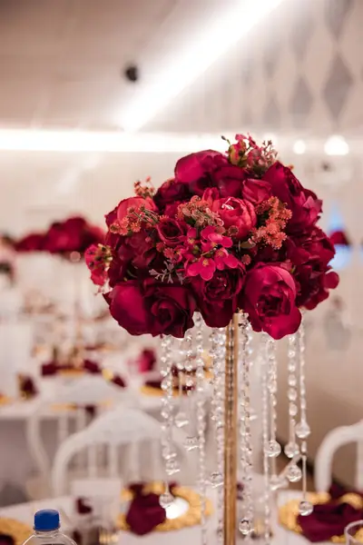 Rote Rosen als Tisch-Centerpiece